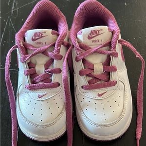 Toddler girl 7.5 Air Force one sneakers like new!!!